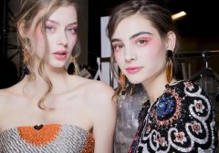 迪奥的这款则展示了不同