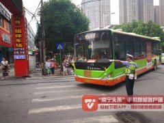 对过往车辆进行疏导