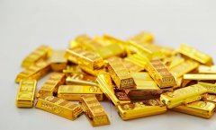 台前是金店门口扎堆的百