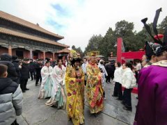 表演团队身着节日盛装