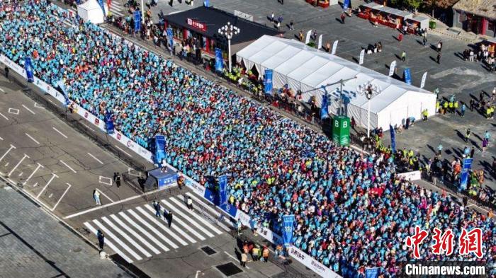 查干湖环湖马拉松开赛 中国选手包揽男女冠军