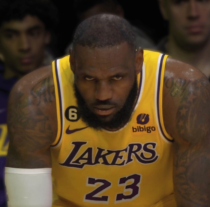 詹姆斯数据飙升引热议，湖人客场力克勇士